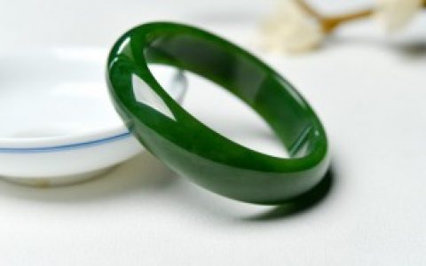 如何区别翡翠和玉， 翡翠和玉的