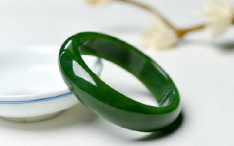 深绿色翡翠手镯， 深绿色翡翠手镯多少钱