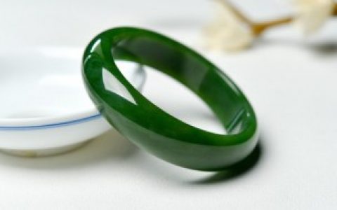 如何看翡翠手镯， 翡翠手镯怎么看种