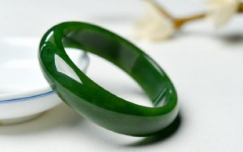 翡翠上有了荧光反应怎么去除， 翡翠上有荧光怎么办