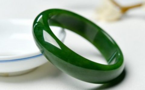 新的翡翠玉镯如何保养， 新的翡翠玉镯怎么保养