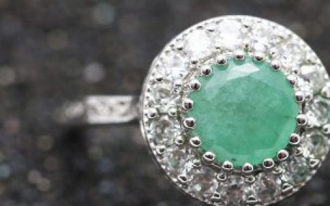 翡翠玻璃种荧光如何看， 翡翠玻璃种荧光怎么看