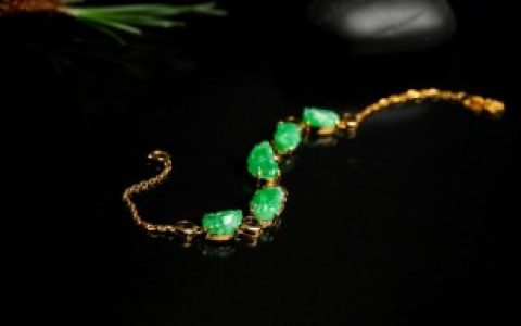 老人带什么形状的翡翠吊坠， 老人带哪些形状的翡翠吊坠