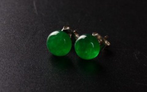 翡翠里面黑色是瑕疵吗， 翡翠里面黑色的是什么