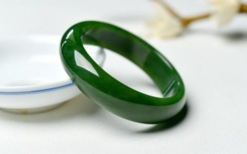 玉镯翡翠绿怎么选