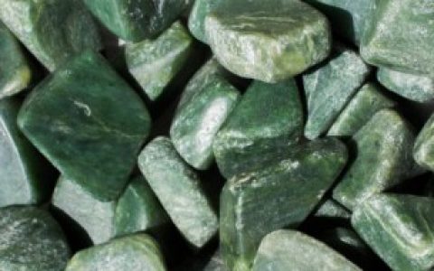 翡翠的阳绿和玻璃种什么区别， 翡翠的阳绿和玻璃种有何不同