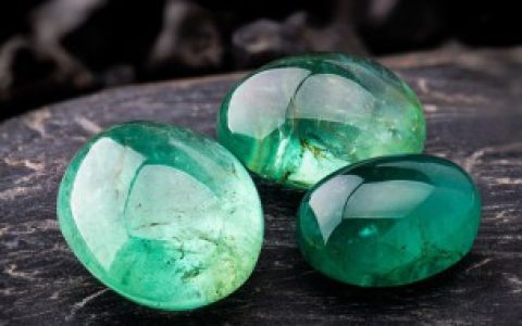 关于翡翠绿色介绍， 翡翠绿色是什么颜色