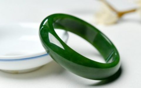 翡翠手镯不带保养方法， 翡翠手镯不带怎么保养